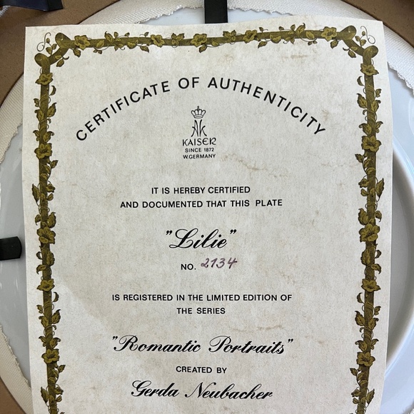 Vintage Framed Romantic Portrait Series Plate 'Lilie' - Picture 10 of 11